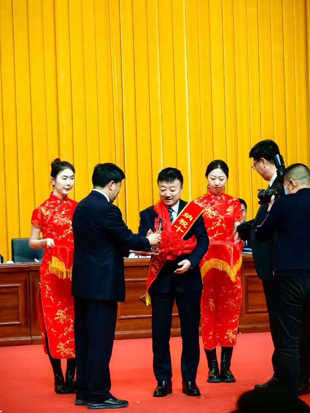 《全市民營經(jīng)濟(jì)大會(huì)》暨2023年度民營企業(yè)納稅十強(qiáng)表彰大會(huì)在葫蘆島市文化宮隆重召開，董事長(zhǎng)趙立君先生代表集團(tuán)上臺(tái)領(lǐng)獎(jiǎng)(圖3)