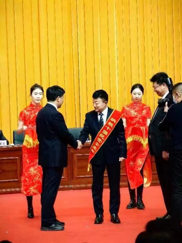 《全市民營經(jīng)濟(jì)大會(huì)》暨2023年度民營企業(yè)納稅十強(qiáng)表彰大會(huì)在葫蘆島市文化宮隆重召開，董事長(zhǎng)趙立君先生代表集團(tuán)上臺(tái)領(lǐng)獎(jiǎng)(圖2)